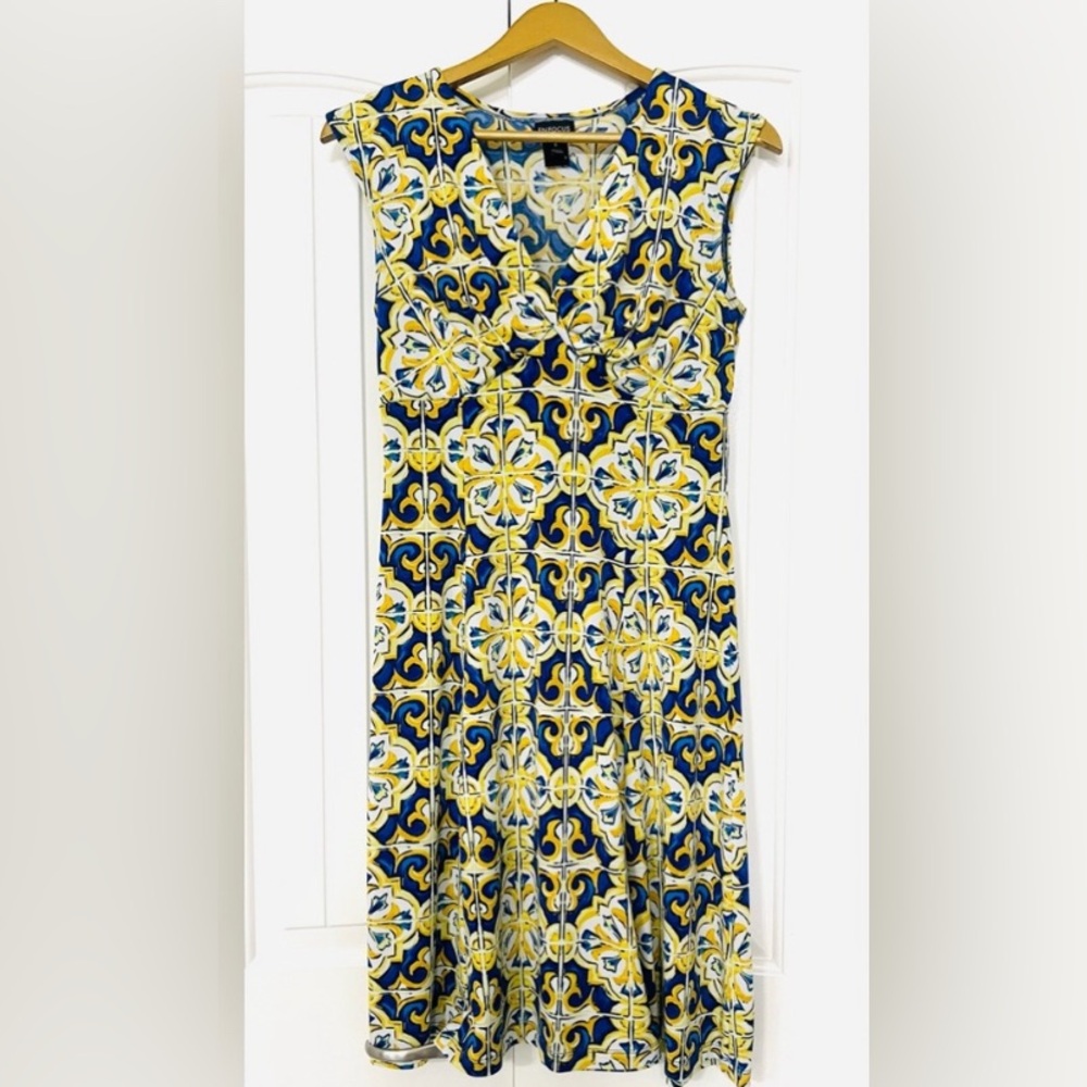 Form flattering and versatile dress excellent condition